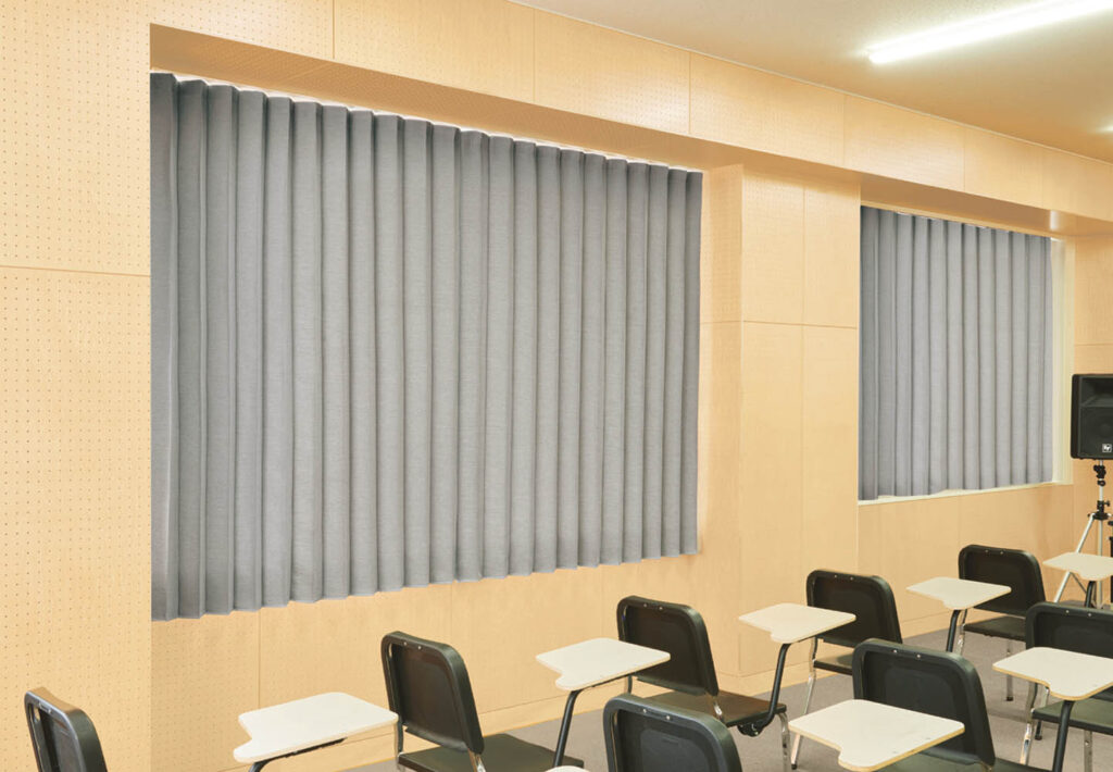 川島織物セルコンのパタパタカーテンの遮光タイプ。学校の視聴覚室などで採用されています。