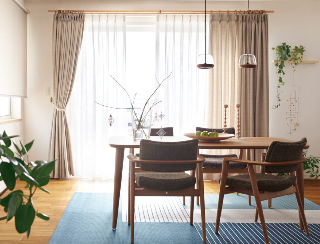 天然木のカーテンレールにベージュ系のカーテンとロールスクリーンと家具やラグは北欧テイストでまさに『ジャパンディスタイル』